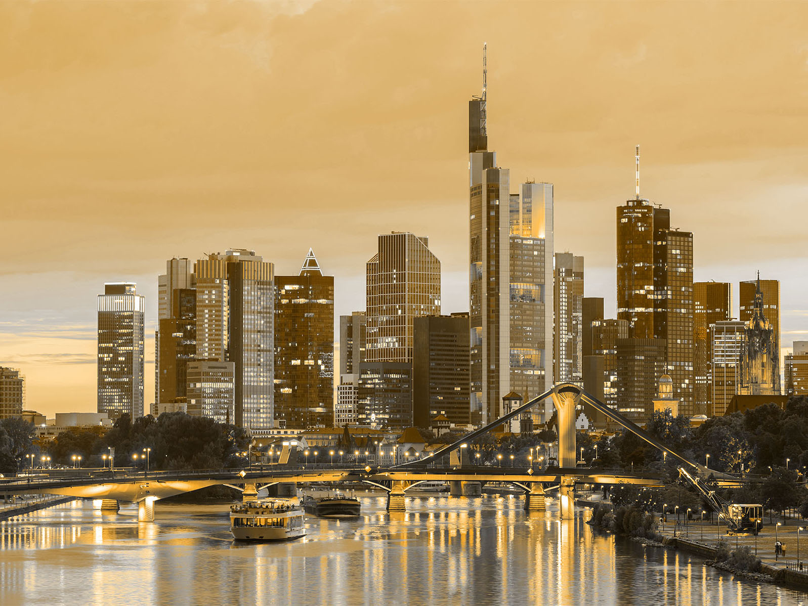 Skyline von Frankfurt am Main bei Abendlicht –goldglänzend als Symbol für die Krypto Vermögensverwaltung